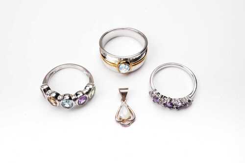 A collection of jewellery in sterling silver