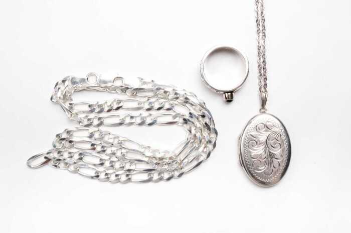 A collection of jewellery in sterling silver