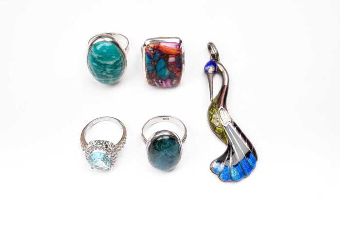 A collection of jewellery in sterling silver