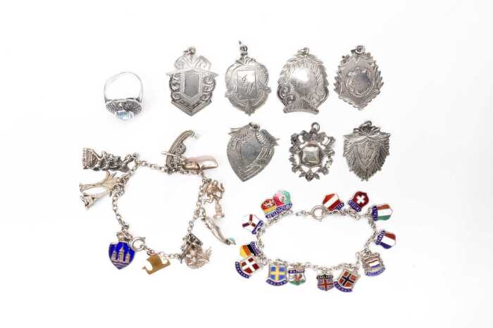 A collection of jewellery in sterling silver