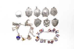 A collection of jewellery in sterling silver