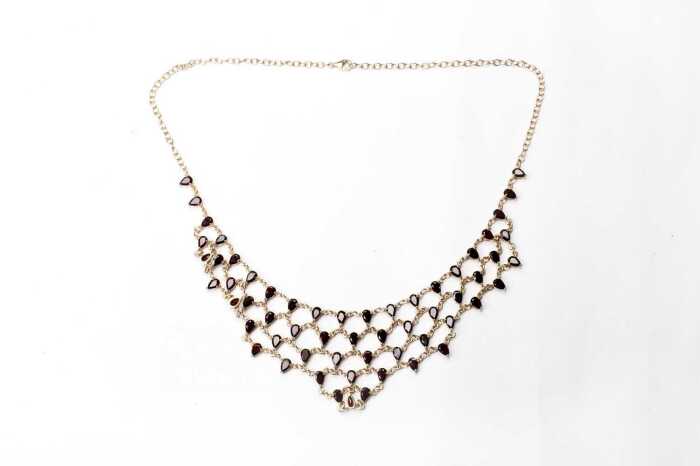 A garnet necklace in gold plated sterling silver