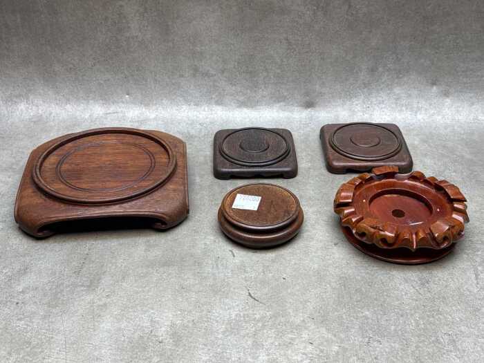 Five Chinese-style timber vase stands
