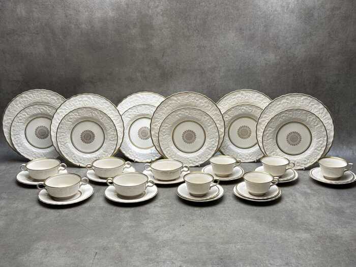 Alfred Meakin 'Gainsborough' porcelain part dinner setting