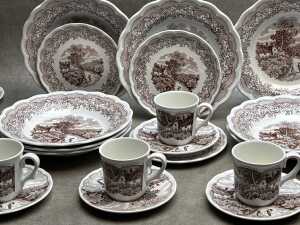 Italian 'English Landscape' ceramic dinner setting for six - 3