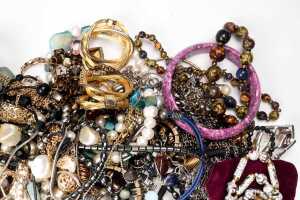 A collection of costume jewellery - 3