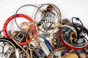 A collection of costume jewellery - 4