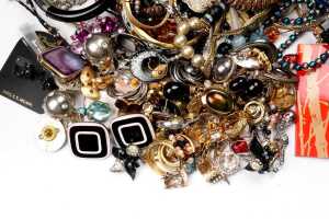 A collection of costume jewellery - 5