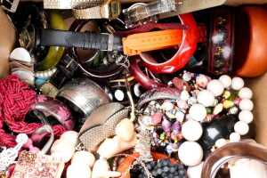 A large collection of costume jewellery and watches - 3