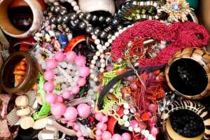 A large collection of costume jewellery and watches - 4