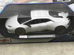 Four Maisto special edition 1:18 scale die-cast - 4