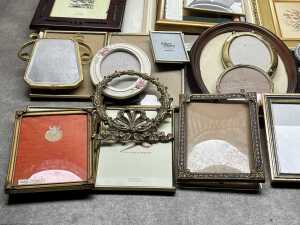Picture frames and two cast metal miniature easels - 4