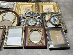 Picture frames and two cast metal miniature easels - 5