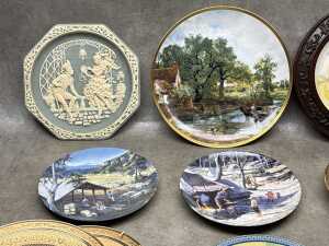 Cabinet plates, including Clarice Cliff in timber frame (A/F) - 2
