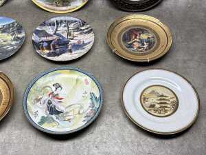Cabinet plates, including Clarice Cliff in timber frame (A/F) - 5