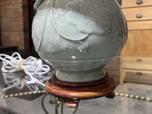 Chinese-style table lamp with green crackle-glazed ceramic base and white shade - 3