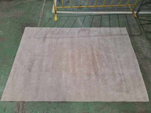 Machine-made polyester shag pile floor rug