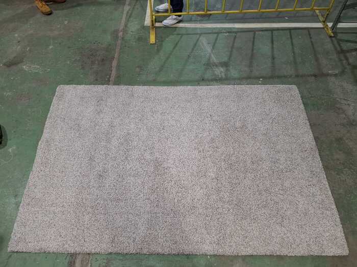 Machine-made polyester shag pile floor rug