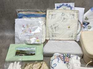 Assorted fabric items, including purses - 2
