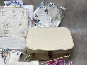 Assorted fabric items, including purses - 3