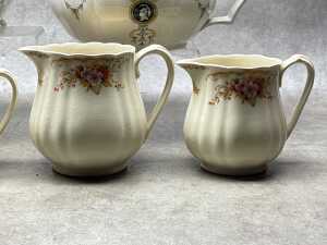 Antique English porcelain including 3x Meakin 'Jacobean' graduated jugs - 4