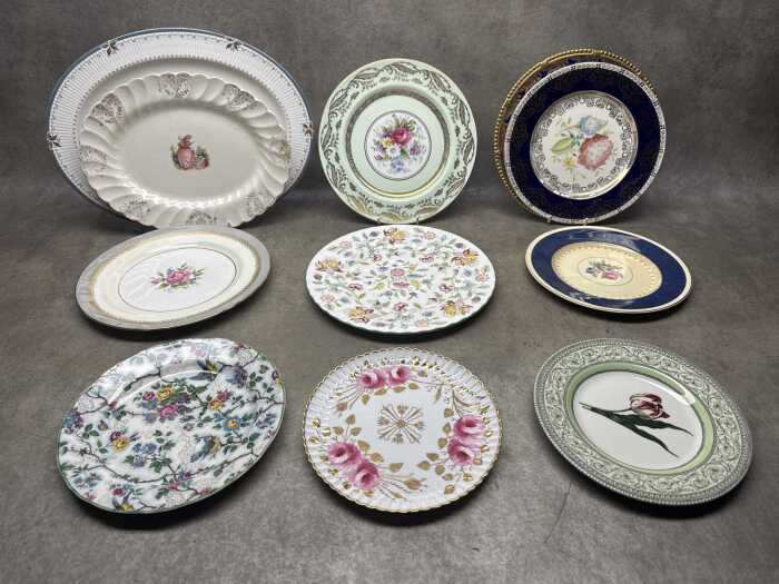 Assorted English porcelain cabinet and serving plates, including Royal Doulton