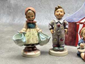 Five Goebel Hummel porcelain figures and a backdrop - 2