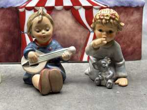 Five Goebel Hummel porcelain figures and a backdrop - 3