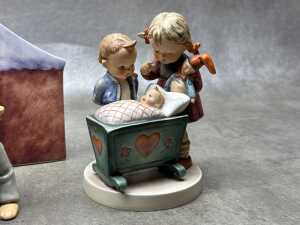 Five Goebel Hummel porcelain figures and a backdrop - 4
