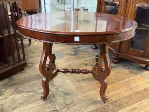 Early 19th century European mahogany oval centre table