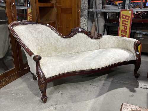 Victorian-style double-ended chaise