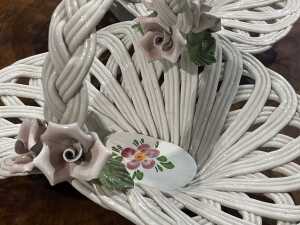 Two porcelain open-weave lattice baskets with rose design - 2