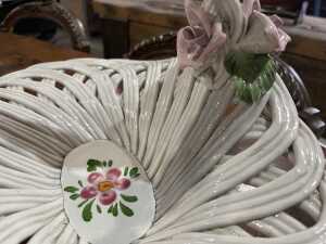 Two porcelain open-weave lattice baskets with rose design - 3