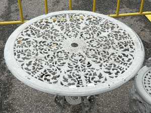 Coalbrookdale cast iron three-piece outdoor setting - 2