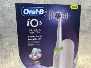 Group of Oral B products - 2