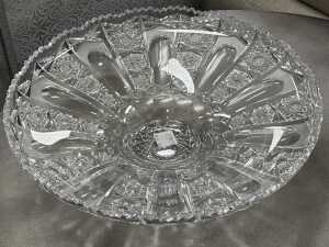 Two large cut crystal pieces including a centrepiece bowl and a vase. - 4