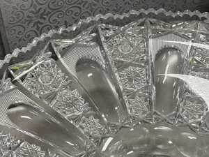 Two large cut crystal pieces including a centrepiece bowl and a vase. - 5