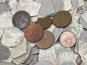 A tin of assorted Australian pennies and halfpennies - 3