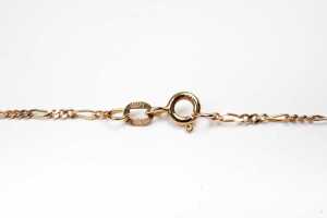 A figaro link necklace in 9 carat yellow gold - 3
