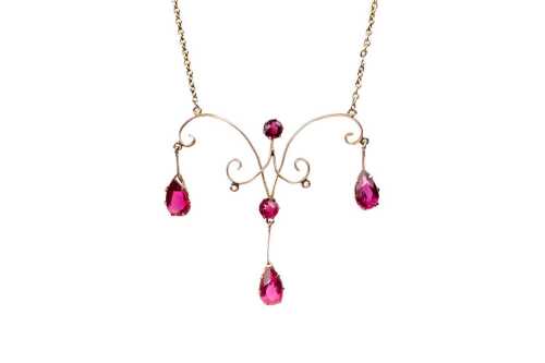 An antique garnet necklace in 9 carat yellow gold