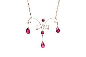An antique garnet necklace in 9 carat yellow gold