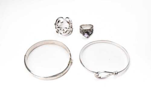 A collection of jewellery in sterling silver