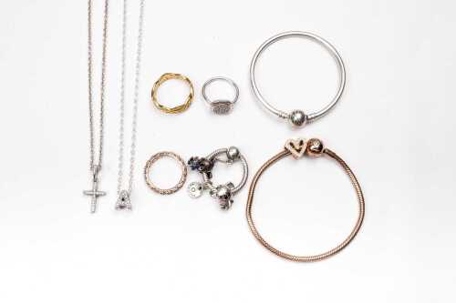A collection of jewellery in sterling silver and metal