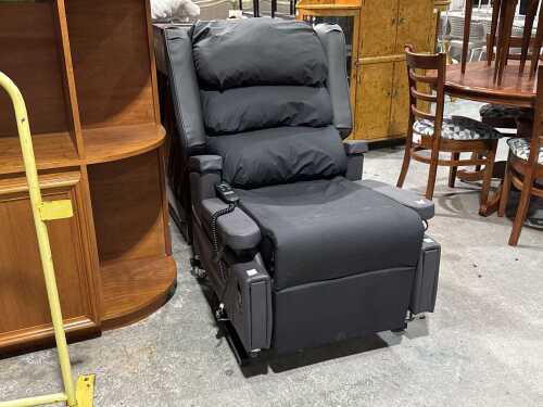 Electric rise and recline chair with Accora CushionAir pressure cushion
