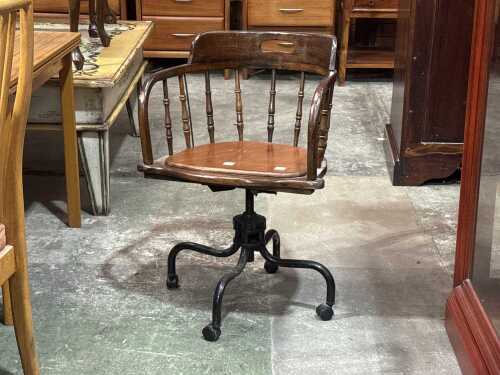 Captain's swivel office chair