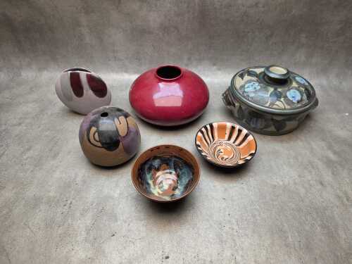 Assorted pottery pieces including retro