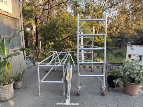 Scaffolding platform set