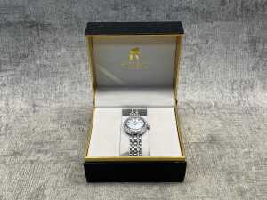 Designer-style fashion wristwatch