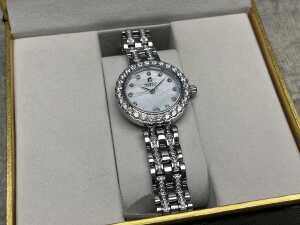 Designer-style fashion wristwatch - 2