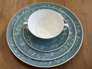 Royal Doulton 'Cascade' porcelain dinner setting for six - 4